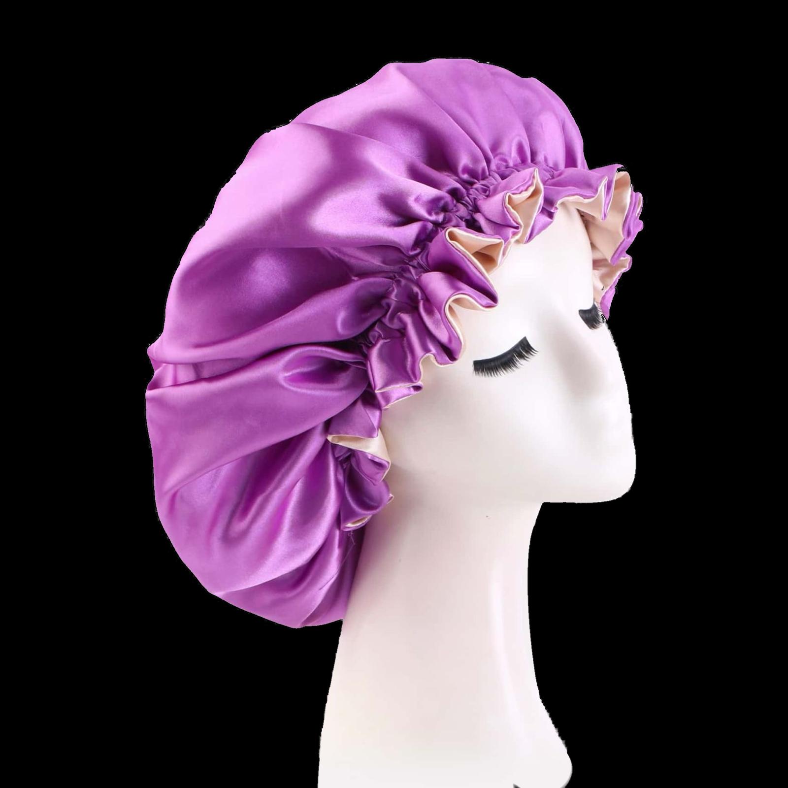Gorro de satén color púrpura puesto sobre maniquí